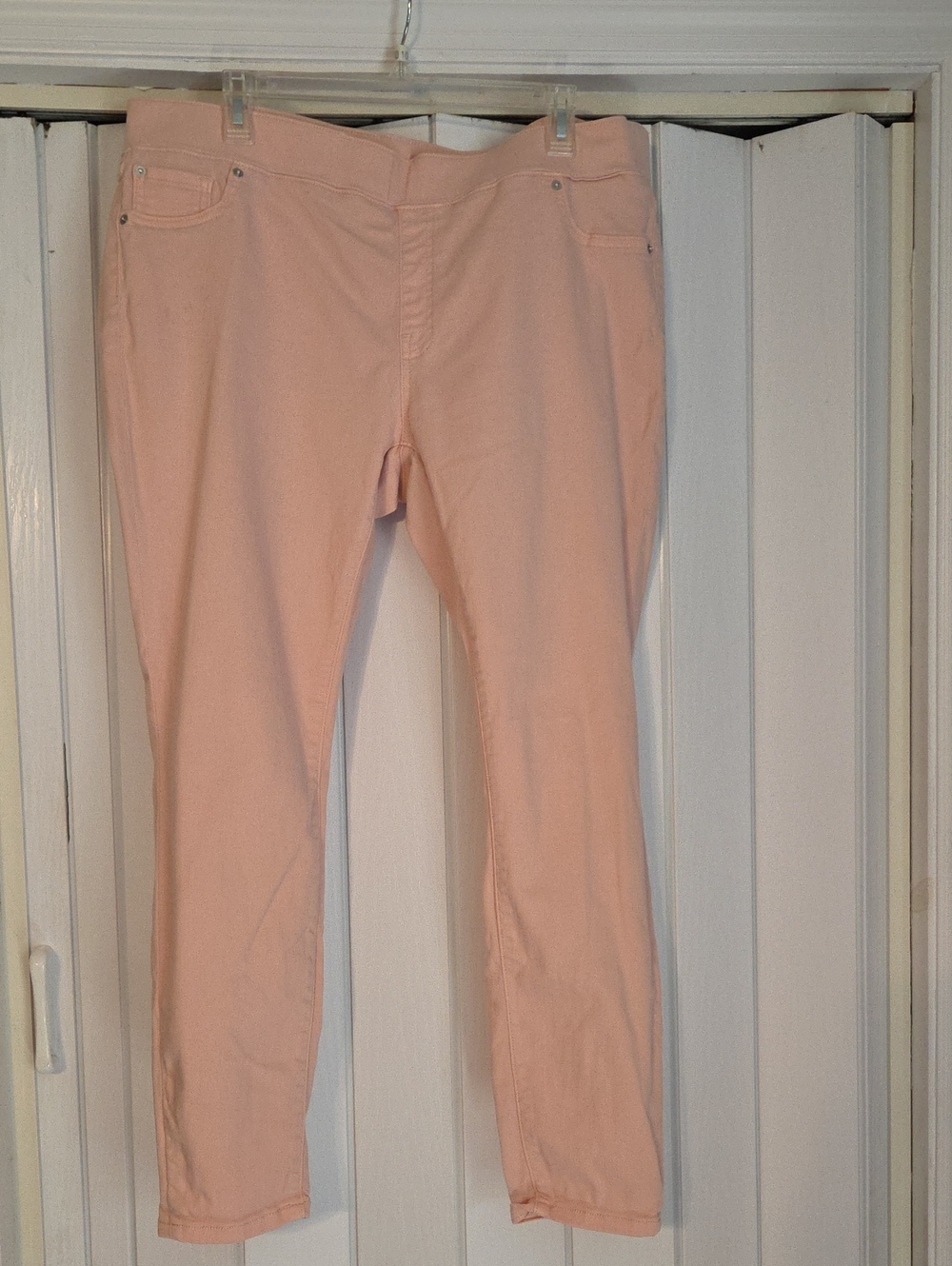 Amazon Essentials Women's Light Blush Skinny Jeans